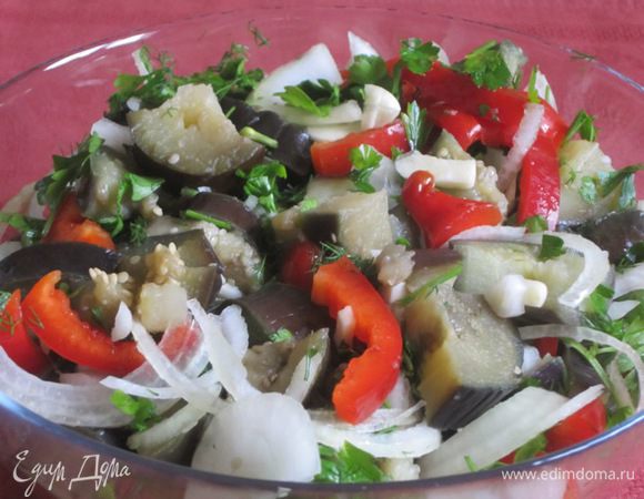 Добавить соль, уксус, масло. Все хорошо перемешать.