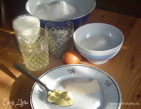 Начинаем процесс приготовления пирога с подготовки необходимых продуктов. Эти ингредиенты расчитаны на два рулета.