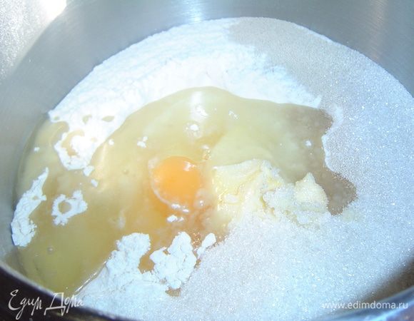 Просеиваем муку, добавляем дрожжи, 4 ст.л. сахара,соль и перемешиваем. В сухую смесь вбиваем яйцо, вливаем кефир, растительное масло и добавляем сливочное масло, а затем замешиваем эластичное тесто.