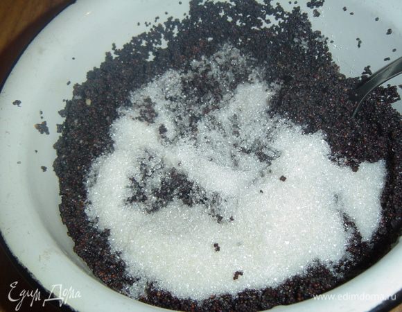 Пока тесто подходит готовим начинку. Для этого мак провариваем в небольшом кол-ве воды до распаривания, затем немного нужно его размять. После этого добавляем 6 ст.л. сахара и хорошенько перемешиваем. Начинка готова.