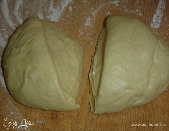 Готовое тесто разделяем на две равные части, так как из него мы получим два рулета.