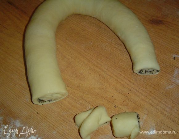 Тесто скатываем в рулет, отрезаем концы,