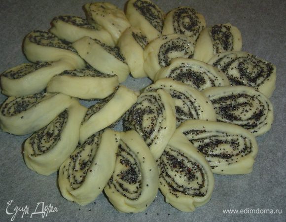 Таким образом поступаем и с остальными лепестками, в результате получаем фигурное колечко.