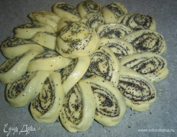 Ранее отрезанные кончики соединяем между собой и помещаем в центр колечка. Накрываем пирог полотенцем и оставляем на расстойку на 15-20 минут.