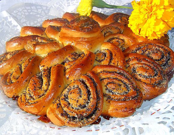 Затем пирог смазываем желтком и выпекаем при 200 гр. минут 20-25. 