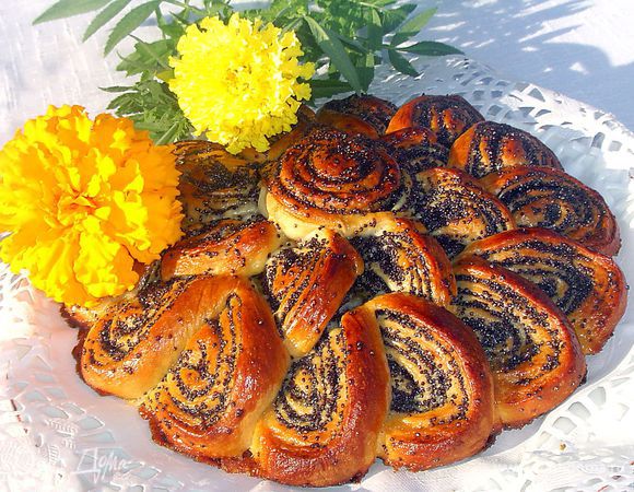 После того как пирог достанете из духовки, накрыть его нужно полотенцем и дать таким образом остыть.