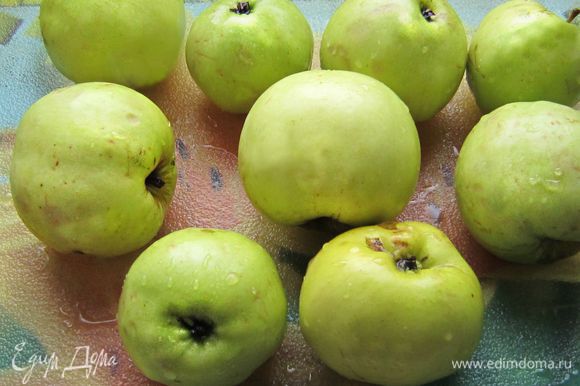 Подготовить яблоки, очистить и произвольно нарезать.