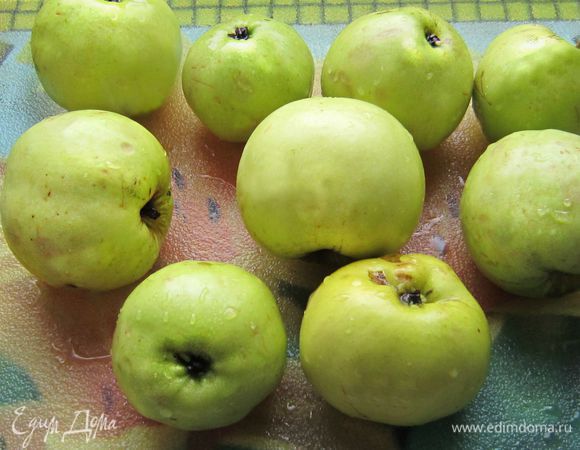 Подготовить яблоки, очистить и произвольно нарезать.