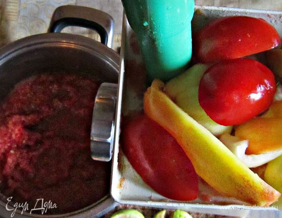 Подготовленные овощи измельчить с помощью электромясорубки.