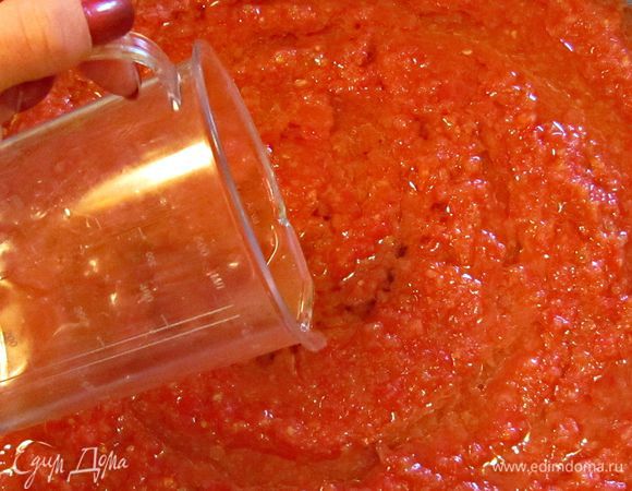 К овощной массе добавить подсолнечное масло и всё тщательно перемешать.