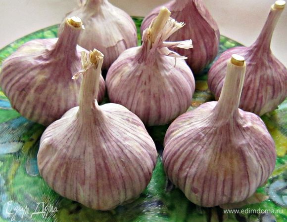 Теперь нам потребуется чеснок (у меня получилось 7 средних головок). 