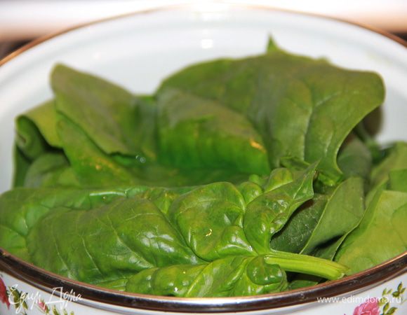Шпинат перебрать, опустить на несколько. минут в кипящую подсоленную воду, далее вынуть и переложить в ледяную воду. 