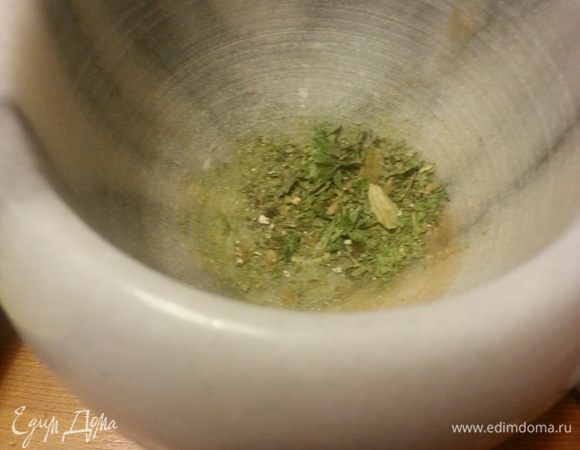 Растолочь в ступке мяту и кардамон