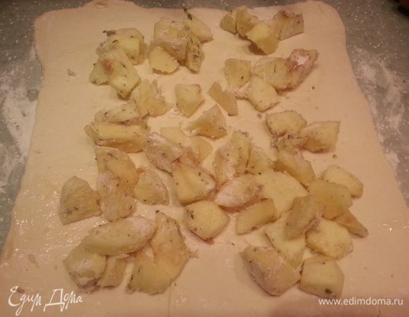 Включить духовку на 190 градусов разогреваться. Раскатать тесто смазать сливочным маслом, выложить яблоки.