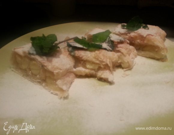 Отправить в духовку на 30 мин. Смазать желтком в начале и на 15 мин. готовки. Перед подачей присыпать сахарной пудрой и украсить свежей мятой.

Приятного аппетита!