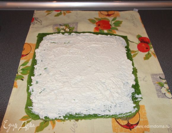 Для начинки творог смешать с чесноком и сливками, посолить, поперчить и перемешать. Слегка остывший пласт развернуть и смазать творожной массой. В серединку положить полосочки перца...