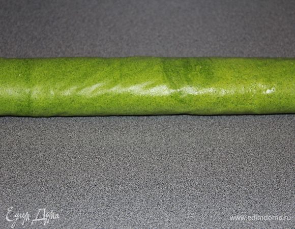 Свернуть в рулет! И положить в холодильник на несколько часов!!!