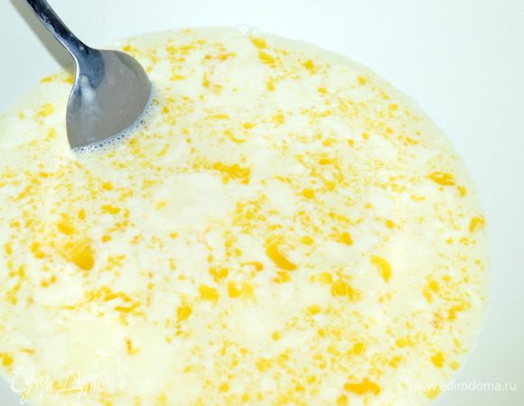 Соединить в миске молоко, желтки, сметану. Перемешать.
