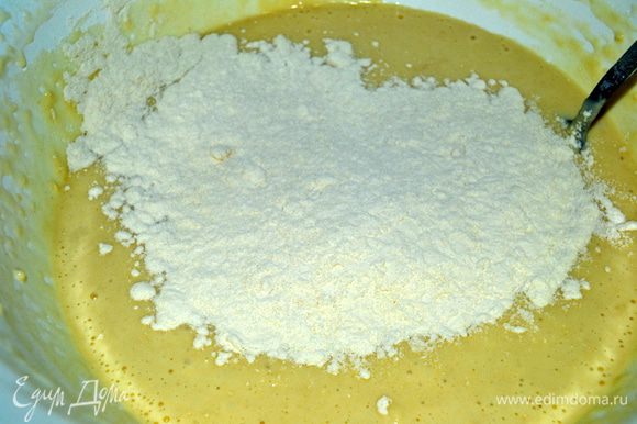 Добавить сахар,соль,постепенно всыпать муку, добавить соду. Вымесить тесто.