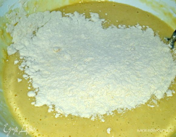 Добавить сахар,соль,постепенно всыпать муку, добавить соду.
Вымесить тесто.