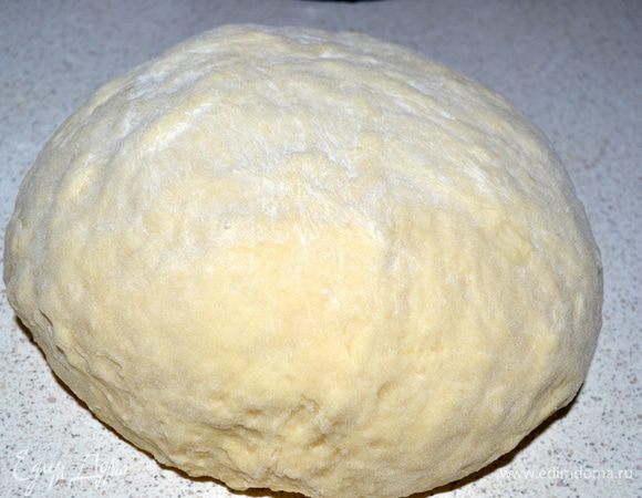 На подпыленной мукой поверхности раскатать тесто, удобнее это делать частями. Хворост жарится очень быстро, поэтому лучше сразу нарезать заготовки, чтобы не отвлекаться от сковороды с раскаленным маслом.