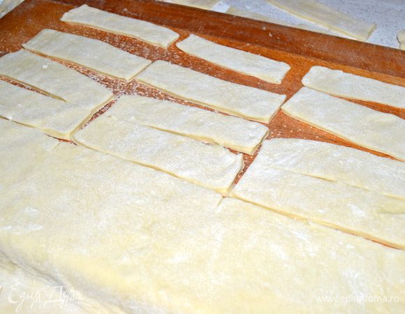 Раскатанное тесто нарезать на полоски или любые формы по желанию.