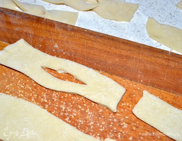 Самая простая. Сделать надрез посередине.