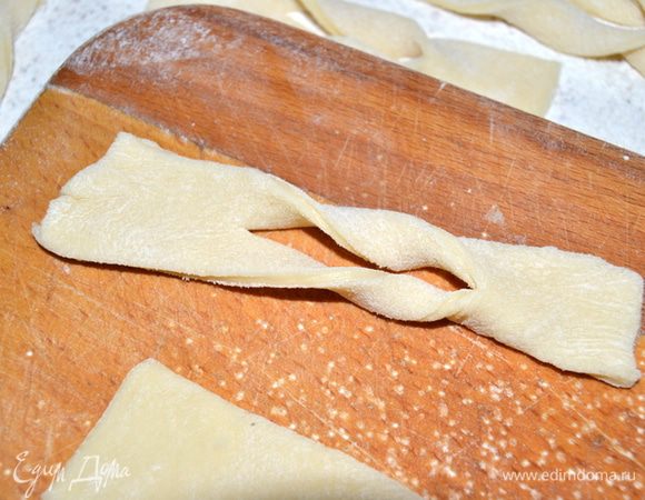 Один край протянуть через разрез.