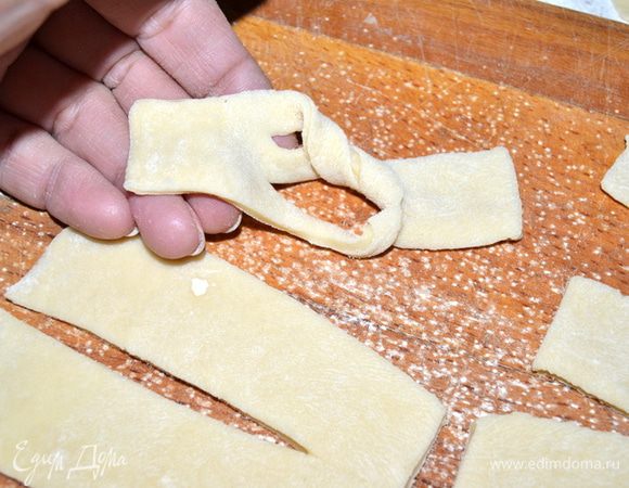 Через одну дырочку пропускаем один конец.