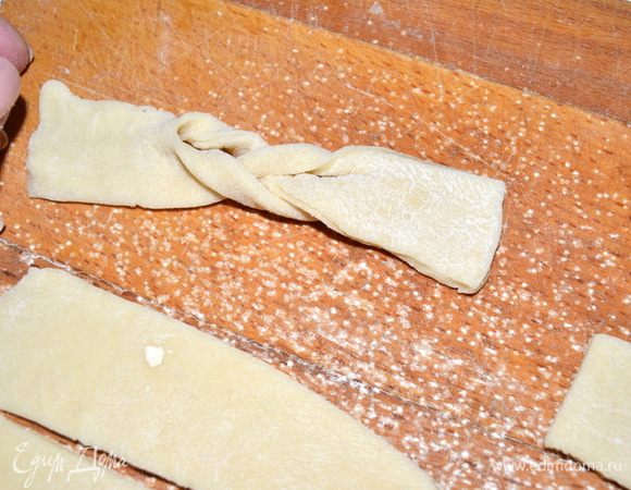 Вот такая косичка получилась. В таком виде хворост получается более хрустящий.