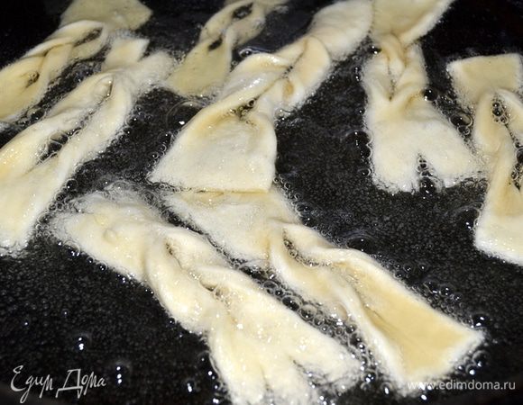 В глубокой сковороде разогреть растительное масло.
Выкладывать заготовки хвороста в масло не большими порциями. Жарить с двух сторон до румяности.