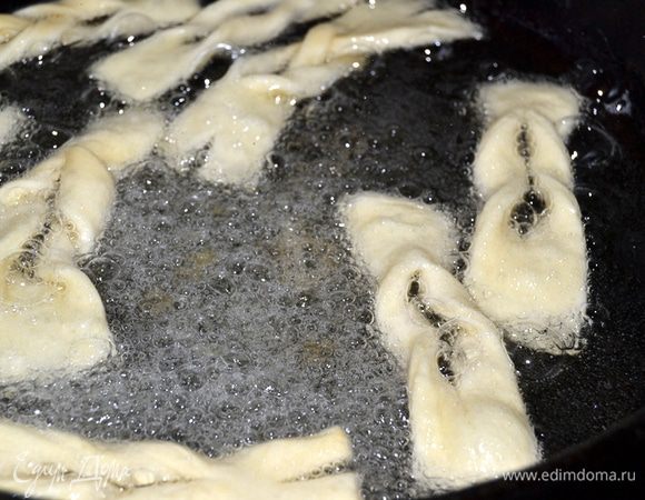 Во время жарки  капнуть пару капель водки или коньяка, масло зашипит,  и хворост начнет раздуваться большими пузырями.