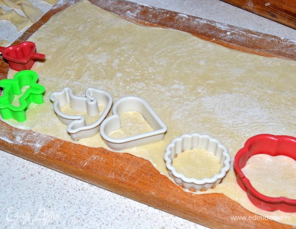 Можно вырезать различные формочки. Не забываем подпылять стол перед раскаткой.