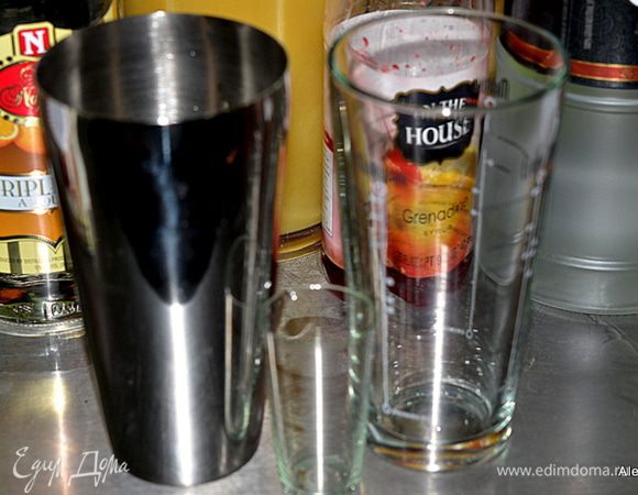 Приготовить все для коктейля.
ликер Triple Sec - 30 мл.,
водка хорошего качества - 60 мл.,
гранатовый сироп Гренадин - 15 мл.,
свежий апельсиновый сок - 60 мл.