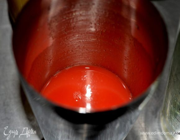 Смешать все ингредиенты в шейкере со льдом и хорошенько потрясти.