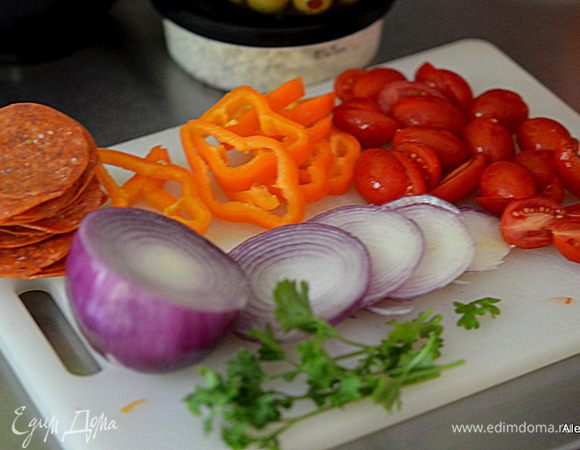 Приготовим все для пиццы. Помидоры нарежем, если они у вас крупные.
Лук кольцами тонко. Сладкий перец кольцами. Колбаса пепперони также тонко.