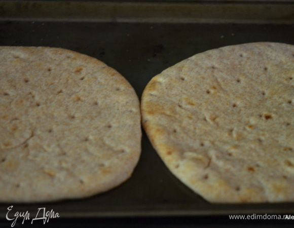 Выложим флатбред или лепешки на противень и поставим в горячую духовку на 200 гр. на 5 мин.