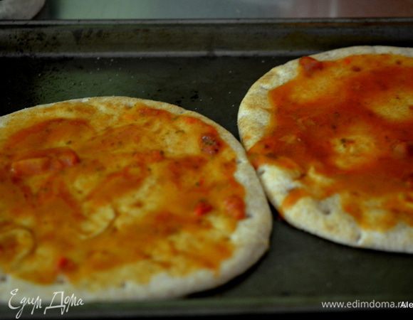 Достанем из духовки, смажем соусом для пиццы или томатным соусом, можно кетчупом.