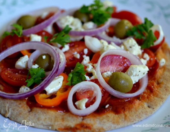 Выложим кругом пепперони, сверху томаты,сладкий перец,  лук, сыр  фета.
Украсим зеленью и оливками. Вернем обратно в духовку на 4 мин. 
Подаем теплыми к столу. Приятного аппетита.