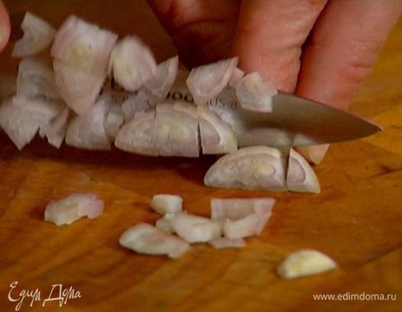Шалот почистить и мелко порубить.