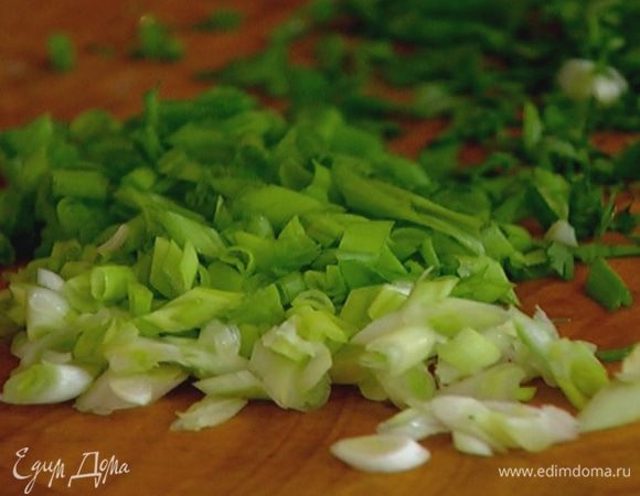 Зеленый лук мелко нарезать.