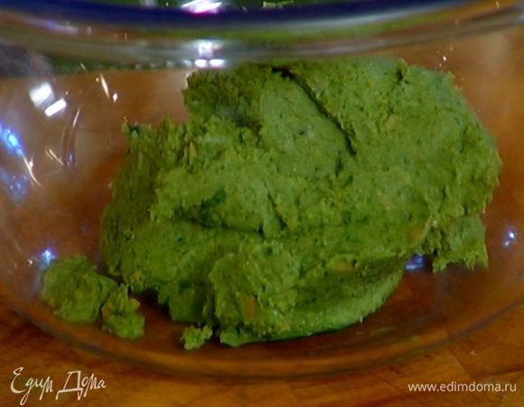 Готовый нут соединить с шалотом, зеленым луком, шпинатом и измельчить блендером в однородную массу.