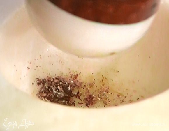 Кориандр и зиру растереть в ступке.