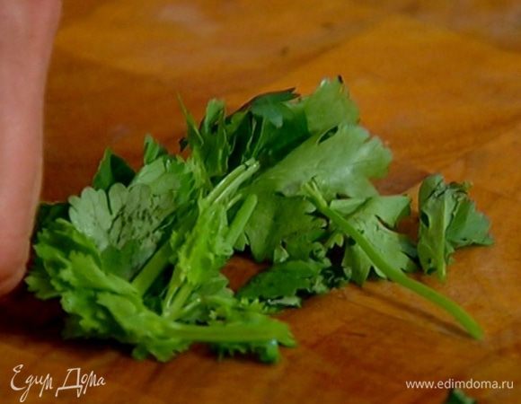 Листья кинзы отделить от веточек и мелко порезать.