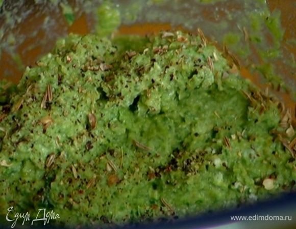 Рикотту соединить с гороховой массой и желтком, поперчить, добавить кинзу, измельченные специи и все растереть лопаткой.