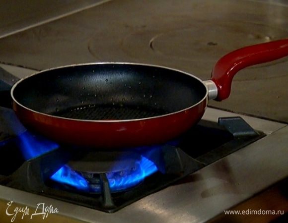 Разогреть в сковороде 1 ст. ложку оливкового масла.