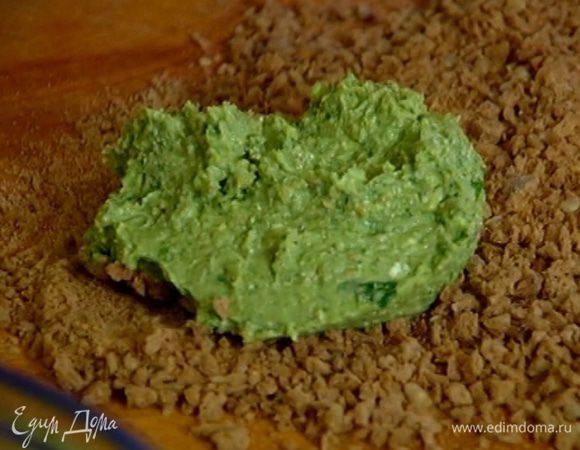 Насыпать на рабочую поверхность сухарную крошку, из гороховой массы сформировать котлетки и обвалять в сухарях.
