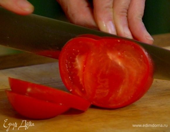 Помидор нарезать кружками.