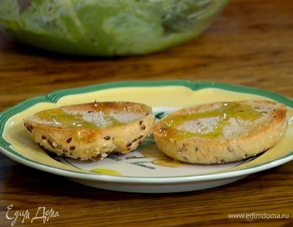 Булки разрезать пополам вдоль, подсушить в тостере и сбрызнуть оставшимся оливковым маслом. 