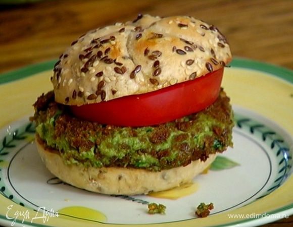 На нижнюю половину булок выложить овощную котлету, сверху кружок помидора и накрыть верхней половиной.